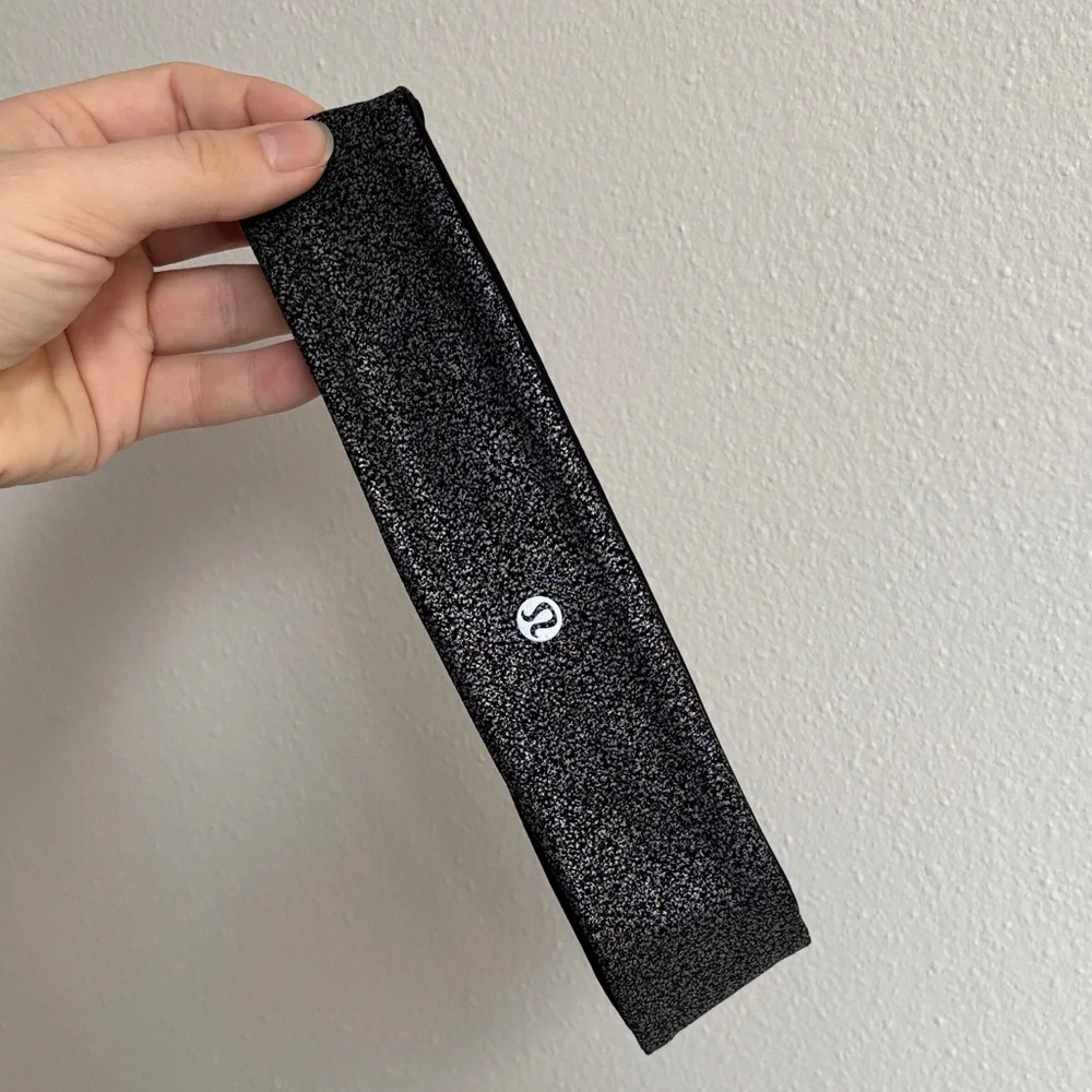 NWOT Lululemon Fly Away Tamer Headband II Luxtreme Luminosity Foil Print Black